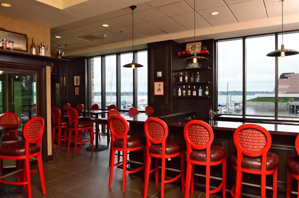 Shoreline Inn & Conference Center