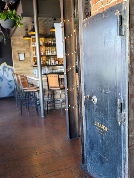 1908 An Uptown Eatery