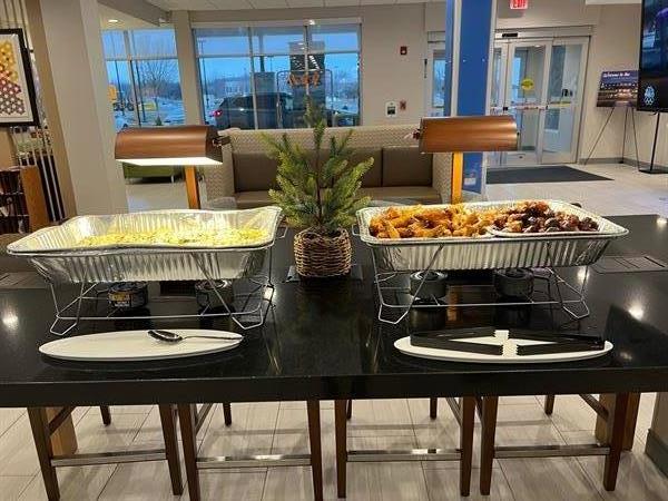 Holiday Inn Express & Suites Chicago Hoffman Estates