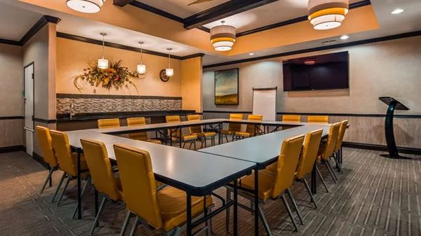 Best Western Plus - Emerald Inn & Suites