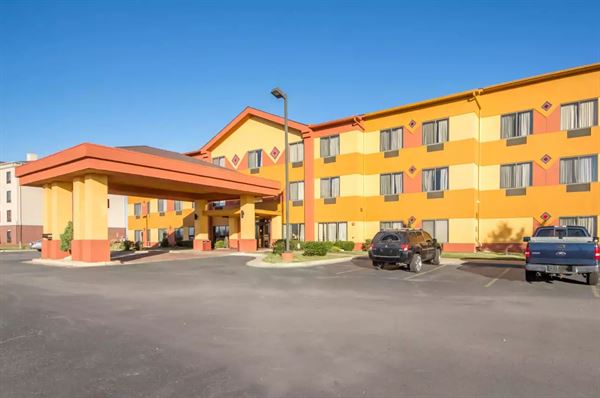 Comfort Inn & Suites MidAmerica Industrial Park Area