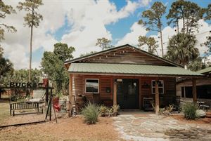 Buck's lakeside Barn