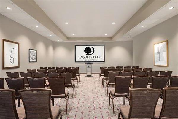 DoubleTree by Hilton St. Paul East