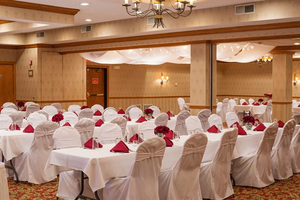 Coshocton Village Inn & Suites