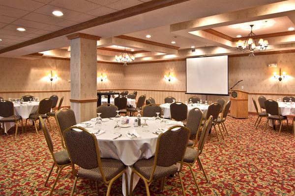 Coshocton Village Inn & Suites