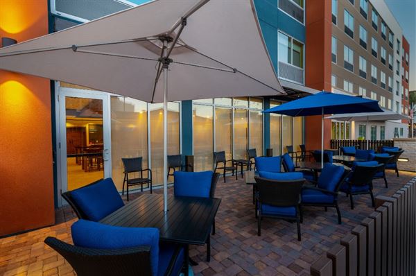 Holiday Inn Express & Suites Las Vegas - E Tropiciana