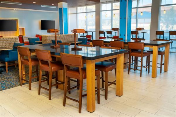 Holiday Inn Express & Suites Las Vegas - E Tropiciana