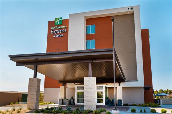 Holiday Inn Express & Suites Las Vegas - E Tropiciana