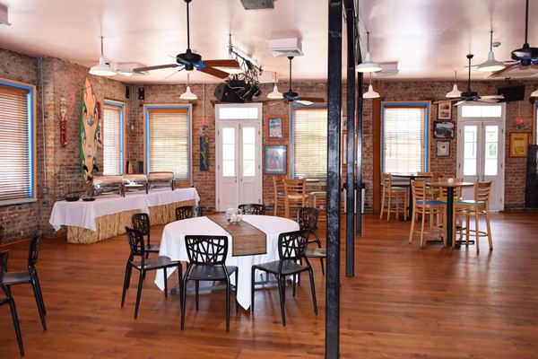 Lucy's Retired Surfers Bar & Restaurant