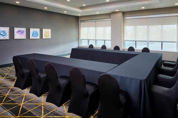 Holiday Inn Hotel & Suites Oakville @ Bronte