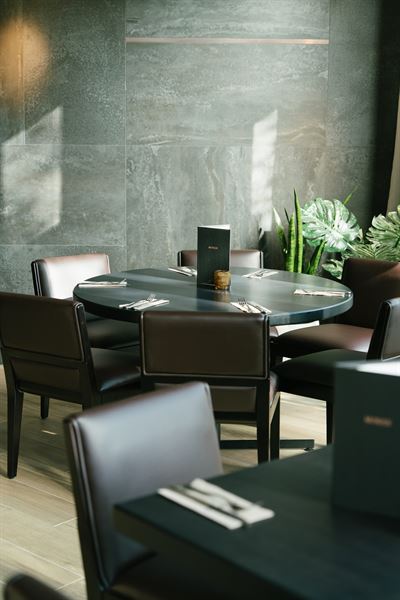 Moxies West Georgia & Sandman Vancouver Hotel