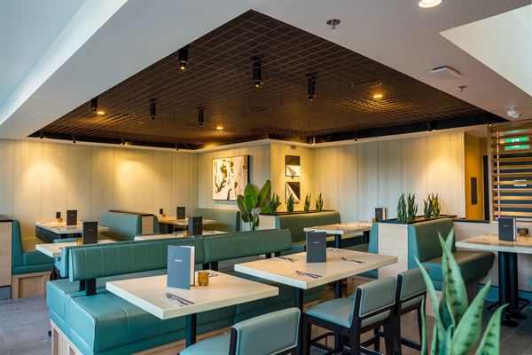 Moxies West Georgia & Sandman Vancouver Hotel