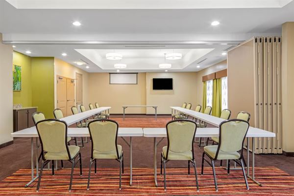 La Quinta Inn & Suites Hotel by Wyndham