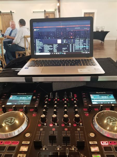 DJAmigoHarris60 Disc Jockey Service