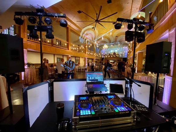 Beats 2 Geaux Wedding & Event DJs