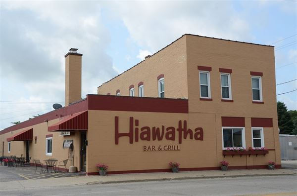 Hiawatha Bar & Grill