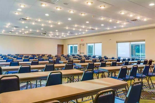 Holiday Inn Express & Suites Russellville