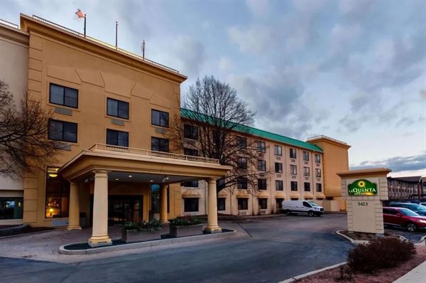 La Quinta Inn & Suites by Wyndham Milwaukee Bayshore Area