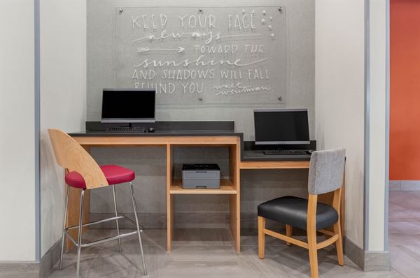 La Quinta Inn and Suites by Wyndham Lewisville