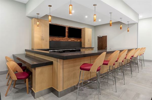 La Quinta Inn and Suites by Wyndham Lewisville