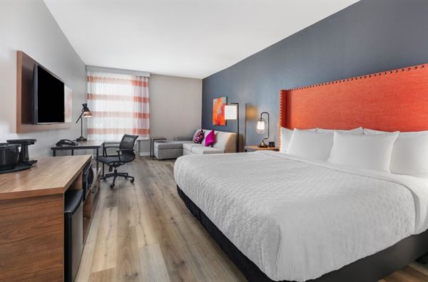 La Quinta Inn and Suites by Wyndham Lewisville