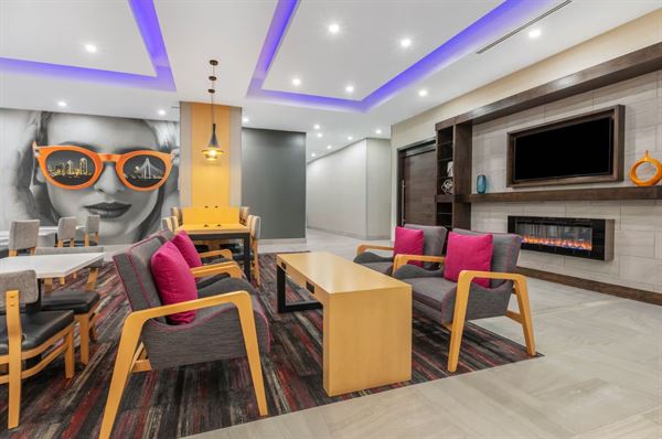 La Quinta Inn and Suites by Wyndham Lewisville