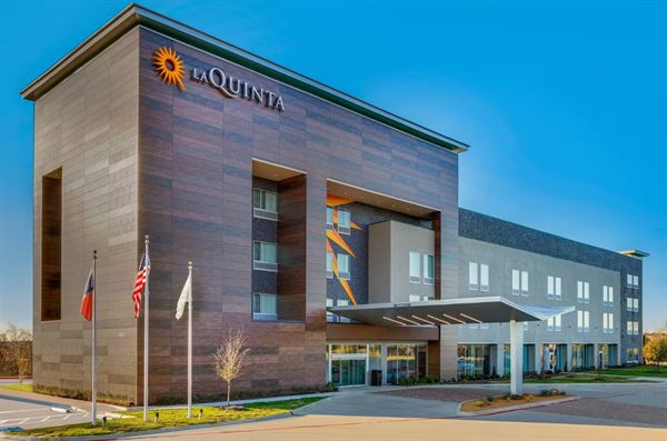 La Quinta Inn and Suites by Wyndham Lewisville