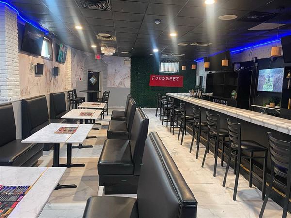Food Geez Restaurant & Lounge