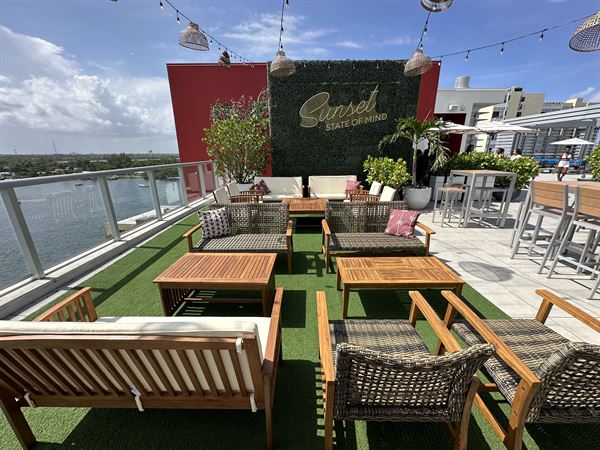 Sunset Club Rooftop & Lounge
