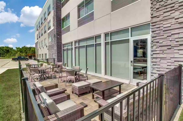 Holiday Inn Express & Suites Denton South