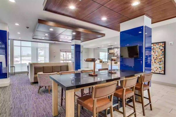 Holiday Inn Express & Suites Denton South