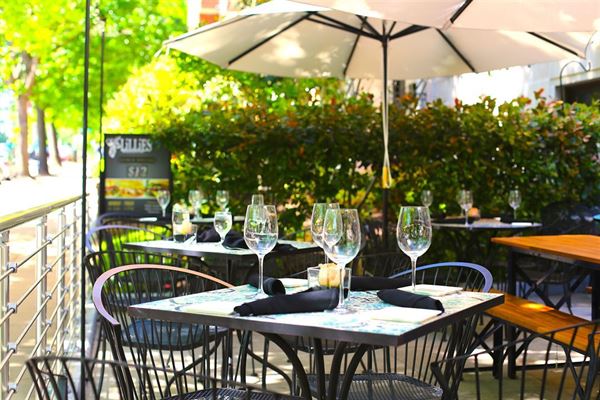 LiLLiES Restaurant and Bar