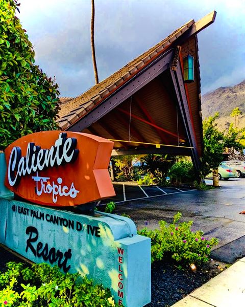 Caliente Tropics Resort