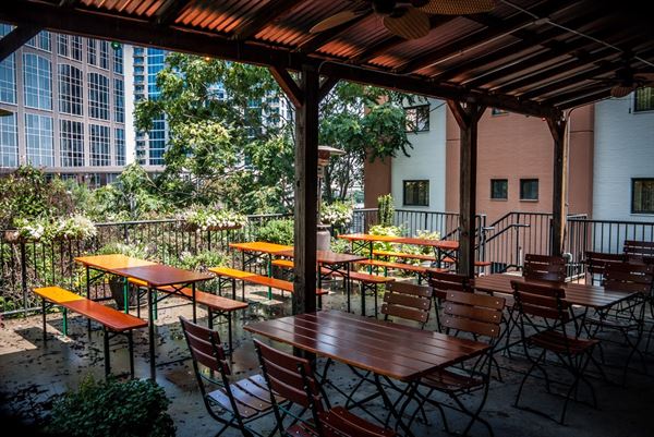 Max Lagers American Grill & Brewery