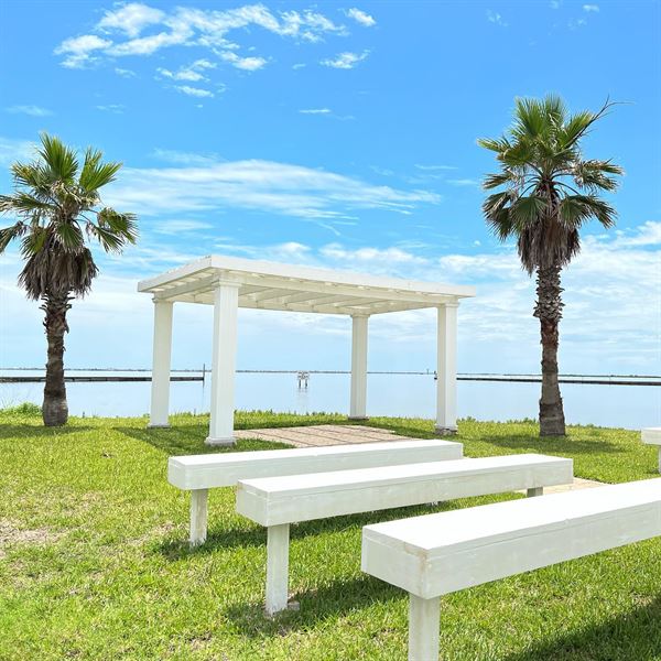 Bluff's Landing Marina and Lodge