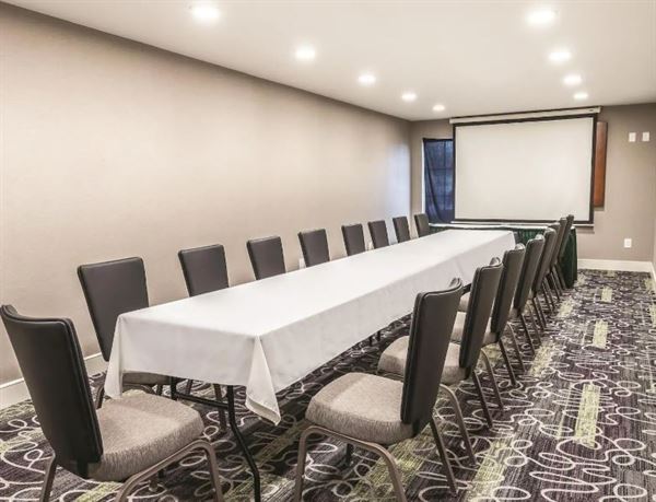 La Quinta Inn & Suites Arlington North 6 Flags Dr