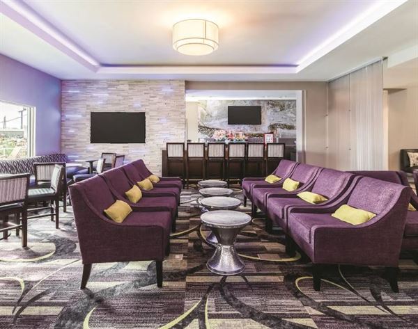 La Quinta Inn & Suites Arlington North 6 Flags Dr