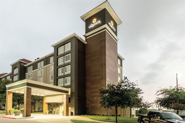 La Quinta Inn & Suites Arlington North 6 Flags Dr