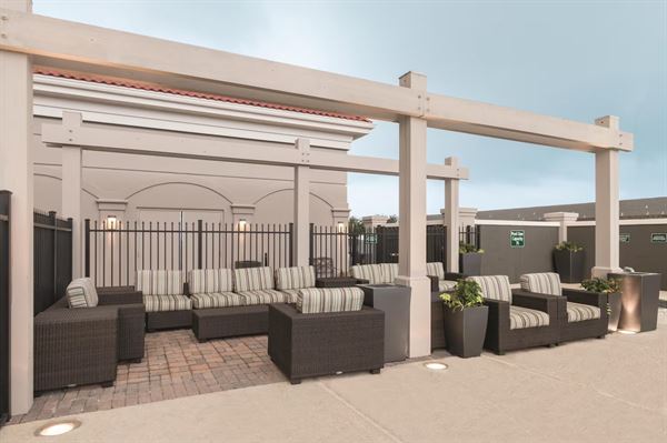 La Quinta Inn & Suites Arlington North 6 Flags Dr