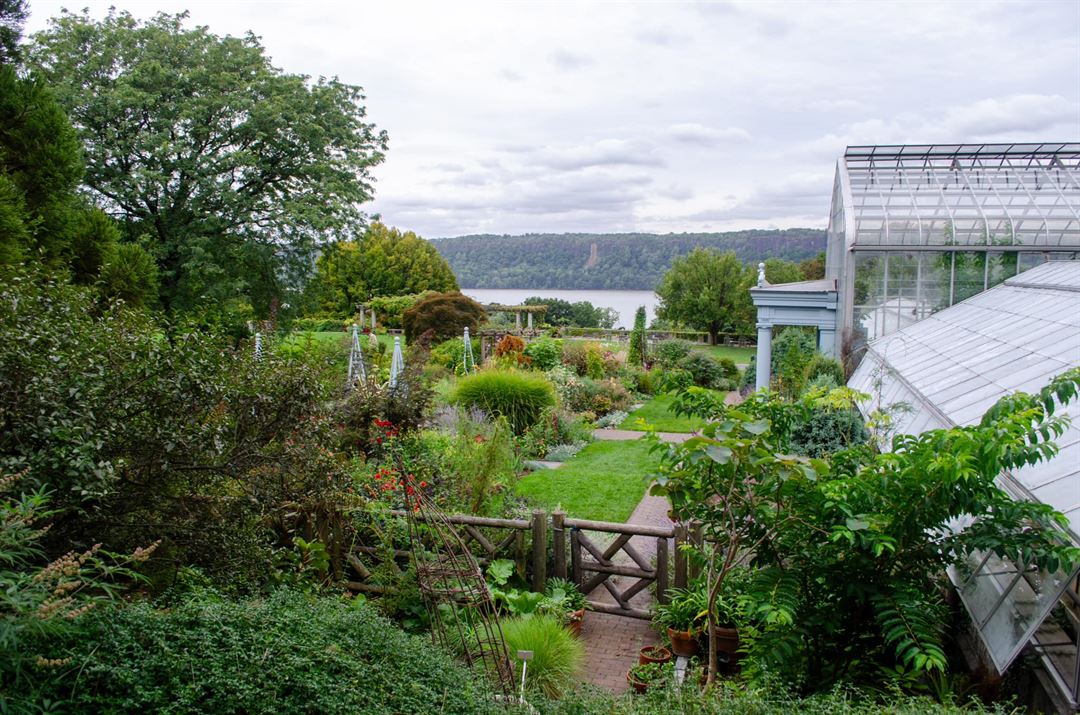 house on the hill ロンパースFlower Foxhill Garden | Design Inspiration | Mount Vernon Floral Shop