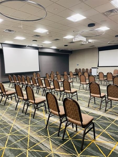 Holiday Inn & Suites St. Cloud