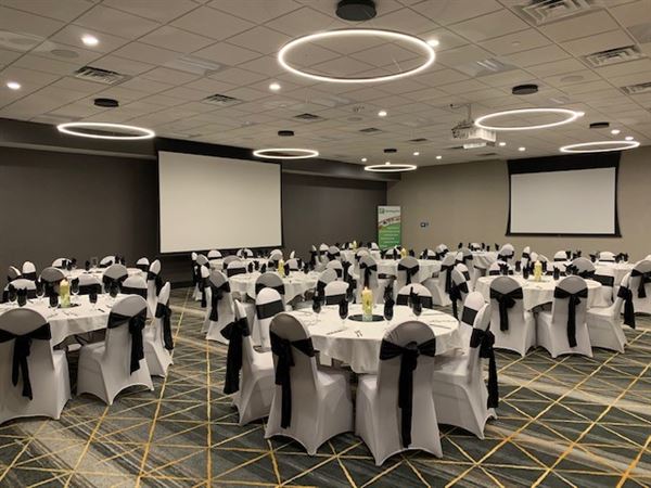 Holiday Inn & Suites St. Cloud