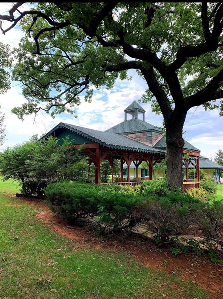 Whispering Pines Inn And Restaurant