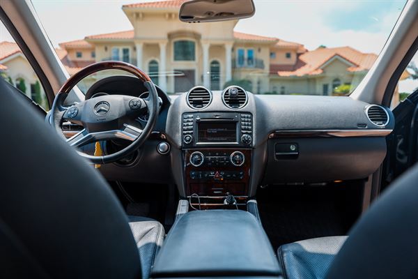 Exquisite Black Tie Limousine Services