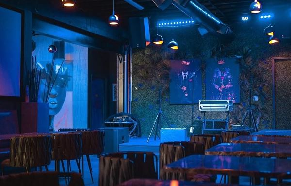 Rich & Pour Opulence Lounge