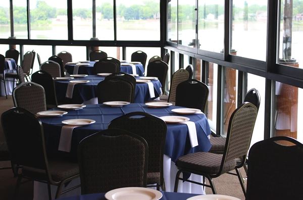 Captains Quarters Riverside Grille