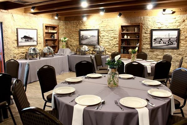 Captain's Quarters Riverside Grille