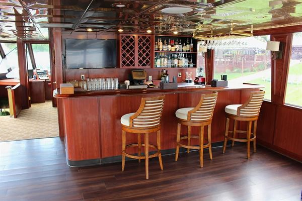 Captains Quarters Riverside Grille