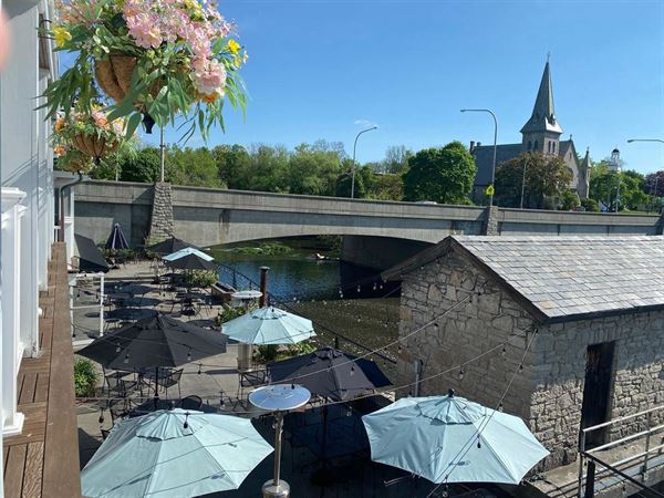 Farmer’s Creekside Tavern & Inn