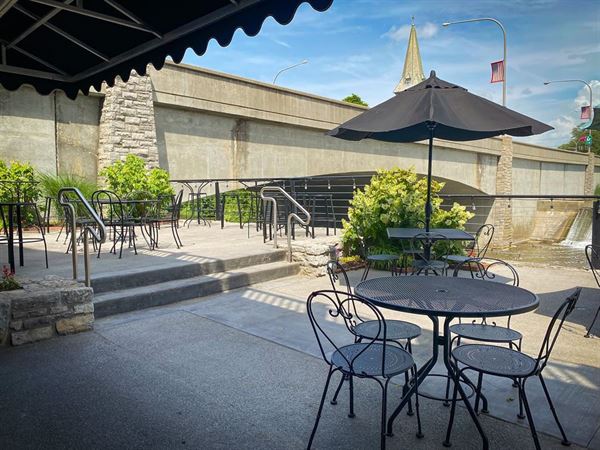 Farmer’s Creekside Tavern & Inn